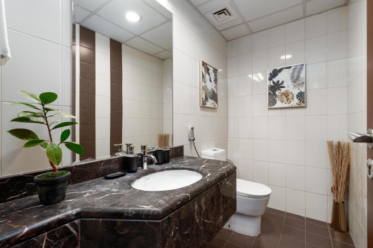 Spacious 2 Beds 5 Min Walk From Dubai Mall With Brand New Gym And Rooftop Swimming Pool 아파트 외부 사진